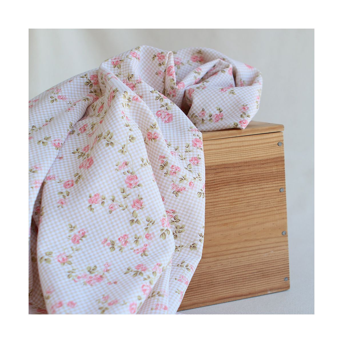 Soline - Seersucker / Coton gaufré vichy mini 2mm beige à motif fleuri