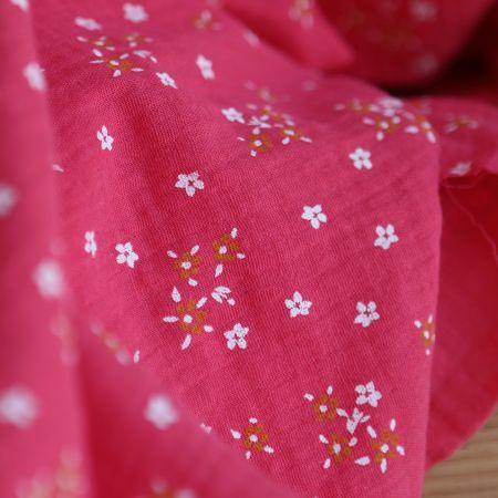 Lena - Double gaze de coton motif fleuri fond framboise Lena - Double gaze de coton motif fleuri fond framboise