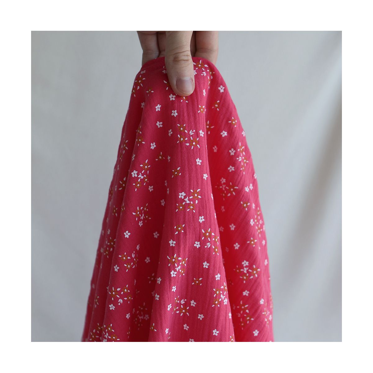 Lena - Double gaze de coton motif fleuri fond framboise