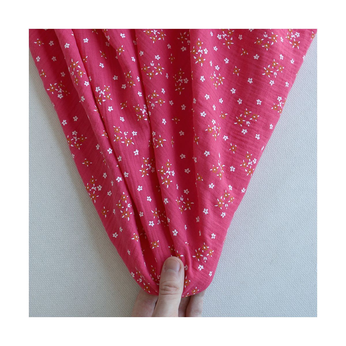 Lena - Double gaze de coton motif fleuri fond framboise