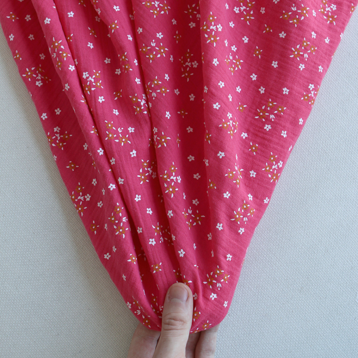 Lena - Double gaze de coton motif fleuri fond framboise