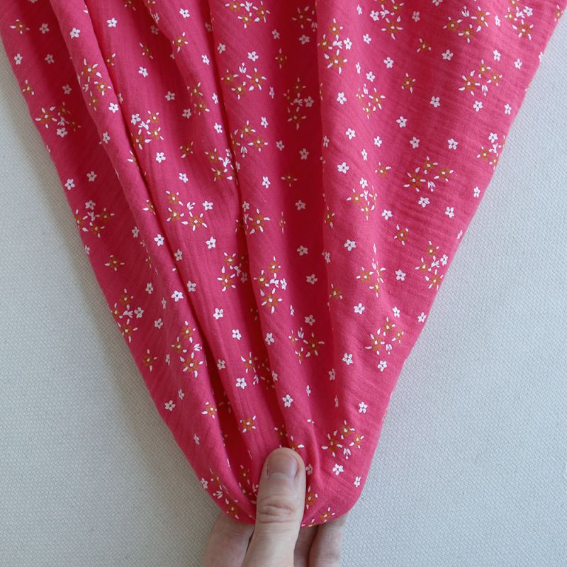 Lena - Double gaze de coton motif fleuri fond framboise