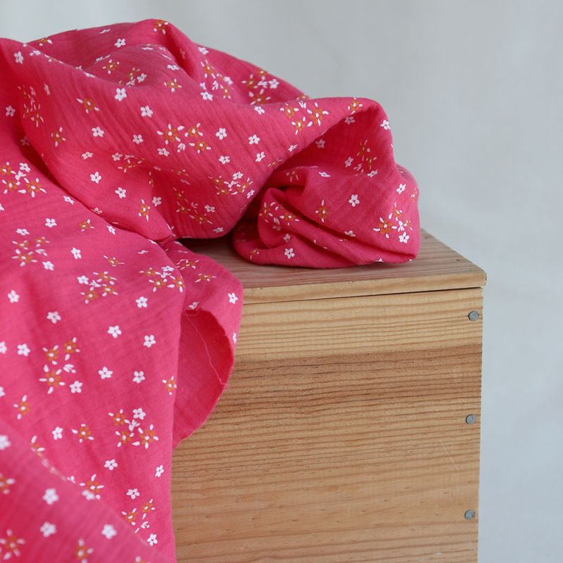 Lena - Double gaze de coton motif fleuri fond framboise