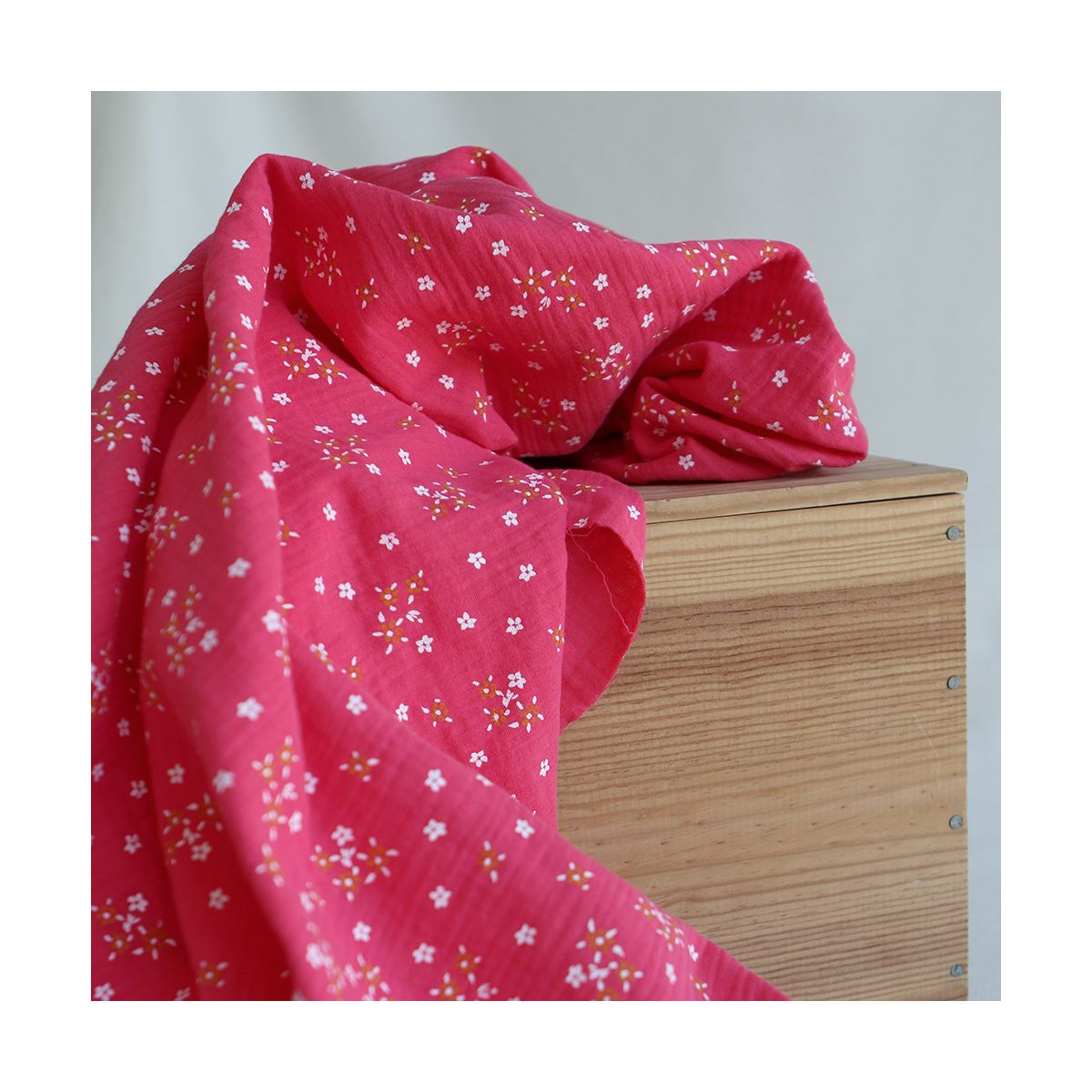 Lena - Double gaze de coton motif fleuri fond framboise