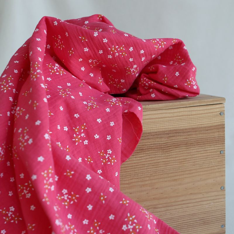 Lena - Double gaze de coton motif fleuri fond framboise