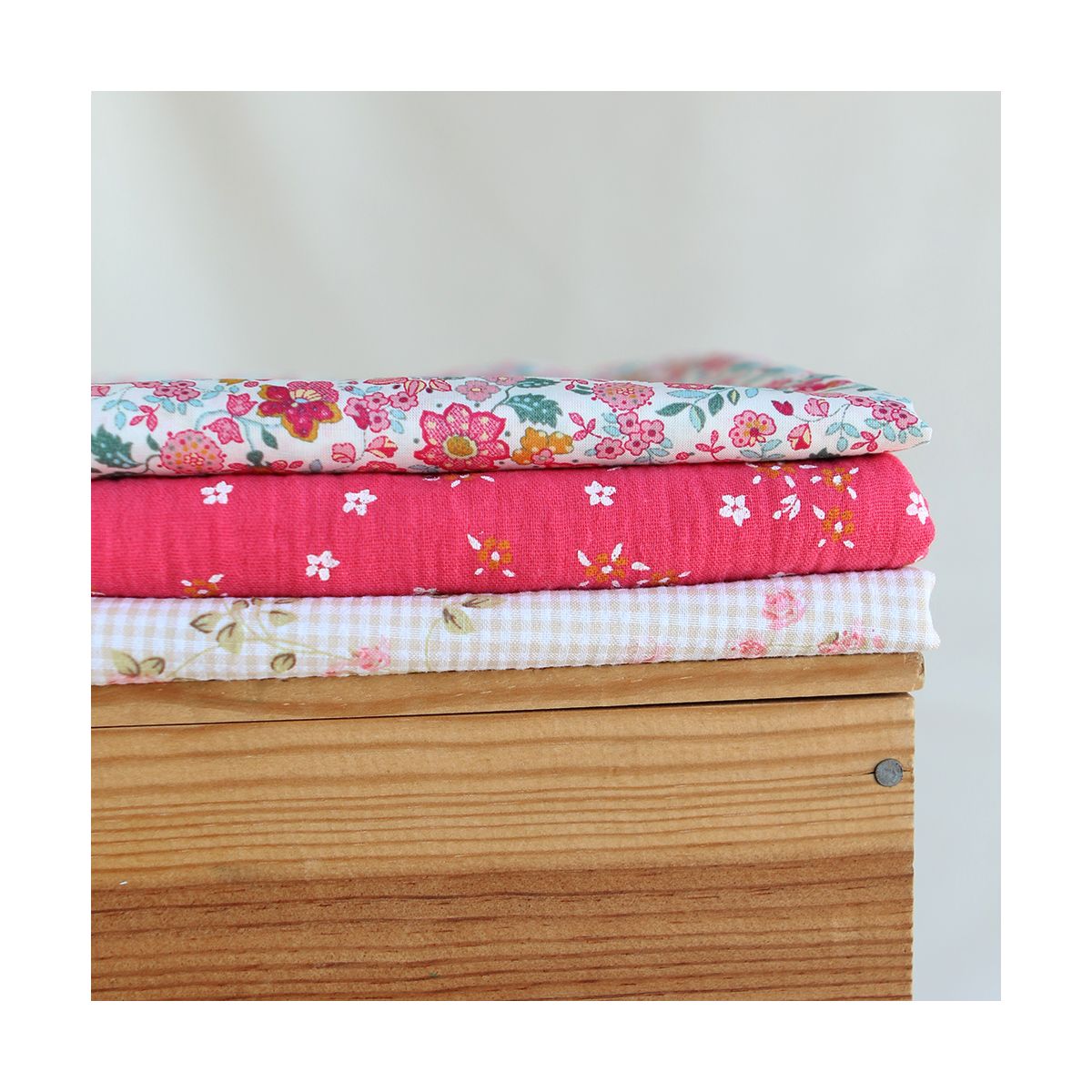 Lena - Double gaze de coton motif fleuri fond framboise