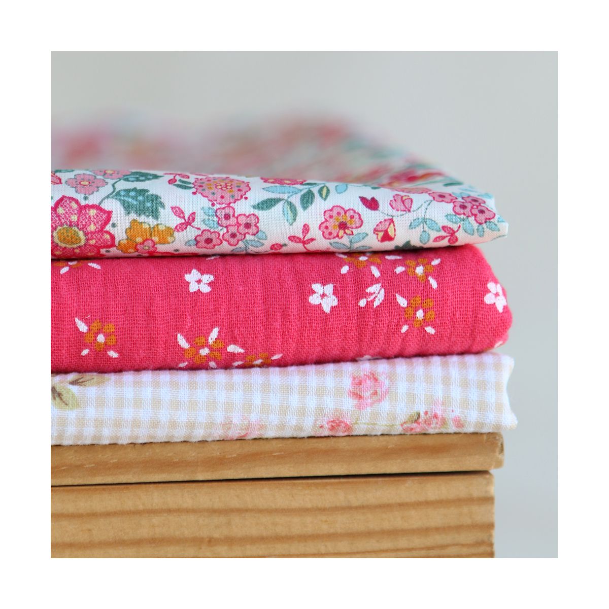 Lena - Double gaze de coton motif fleuri fond framboise