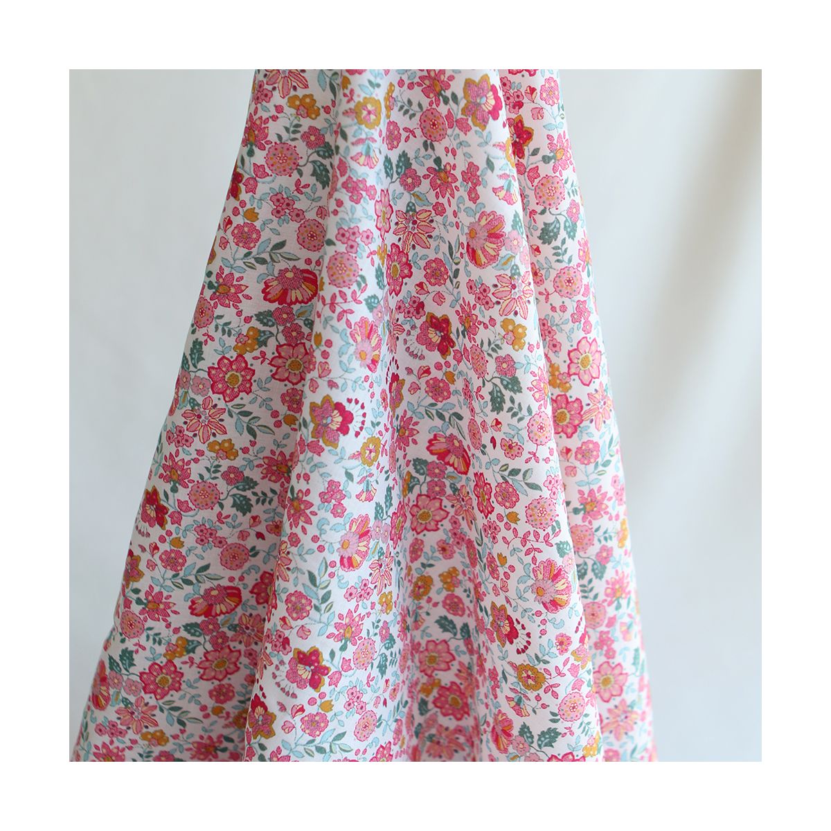 Maria - Batiste de coton SILKYNE à imprimé fleuri rose framboise Maria - Batiste de coton SILKYNE à imprimé fleuri rose framboise