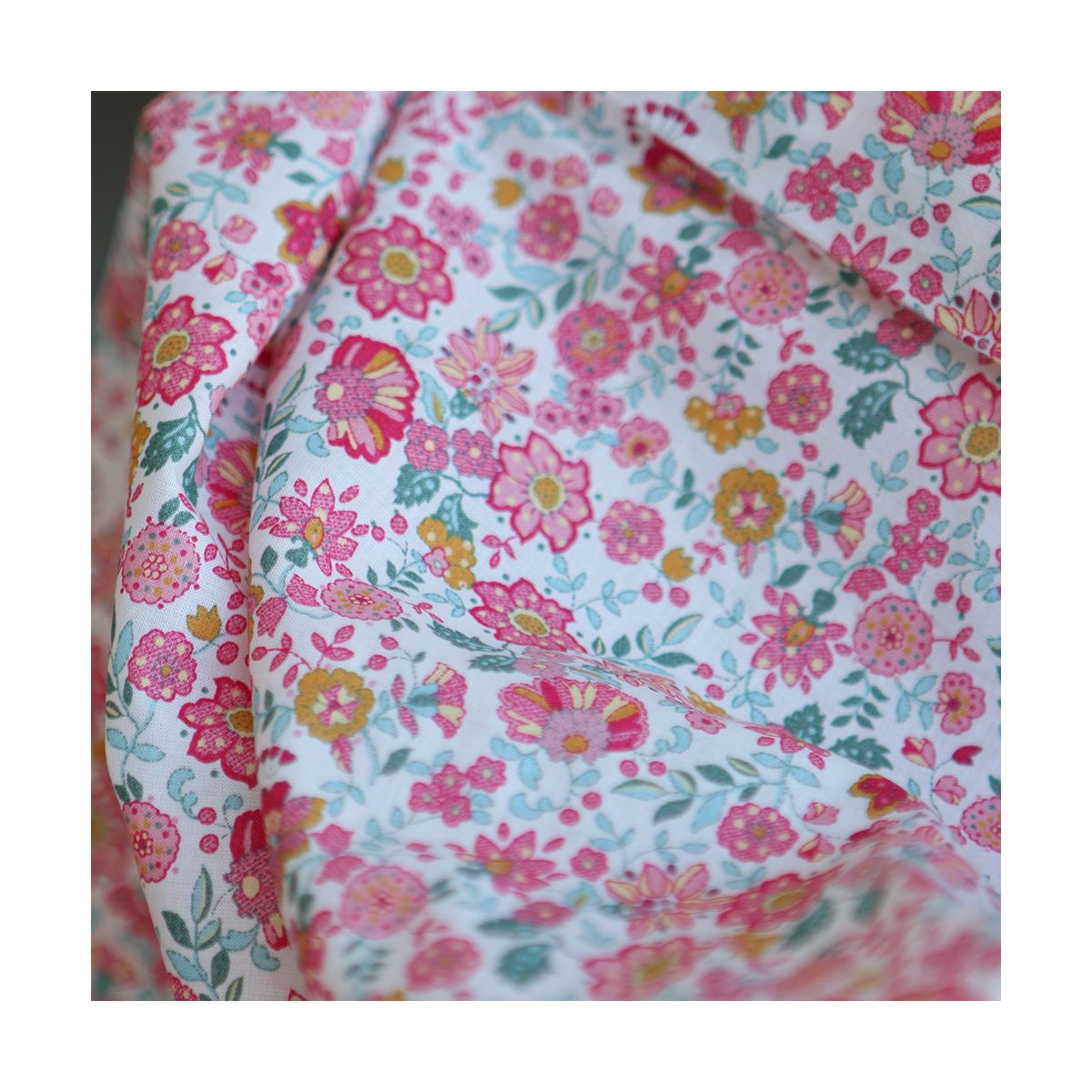 Maria - Batiste de coton SILKYNE à imprimé fleuri rose framboise Maria - Batiste de coton SILKYNE à imprimé fleuri rose framboise