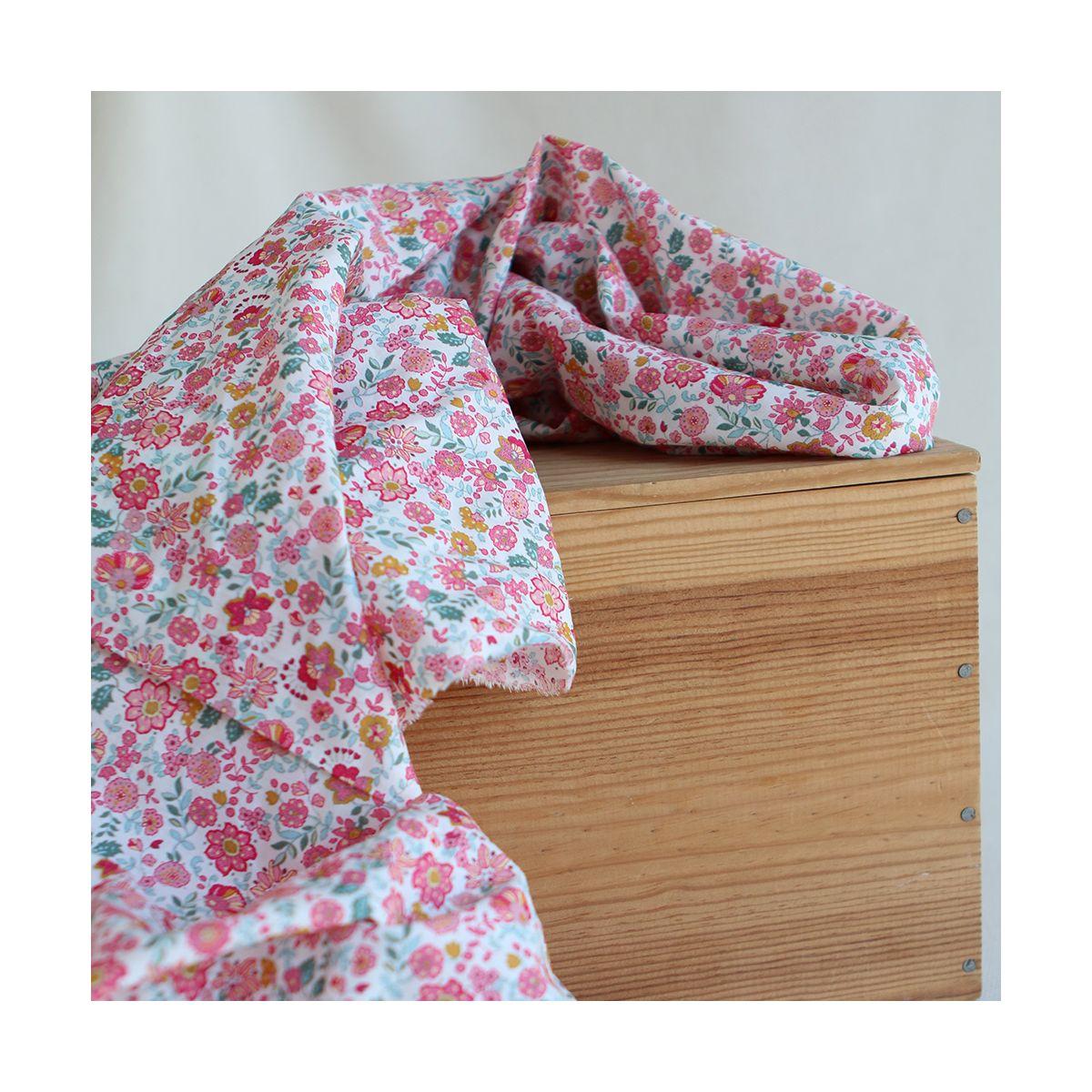 Maria - Batiste de coton SILKYNE à imprimé fleuri rose framboise Maria - Batiste de coton SILKYNE à imprimé fleuri rose framboise