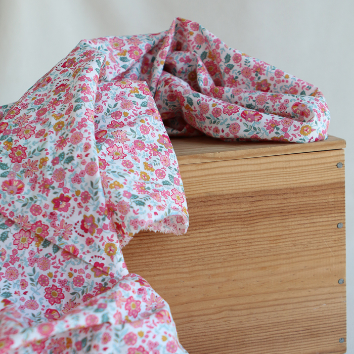 Maria - Batiste de coton SILKYNE à imprimé fleuri rose framboise