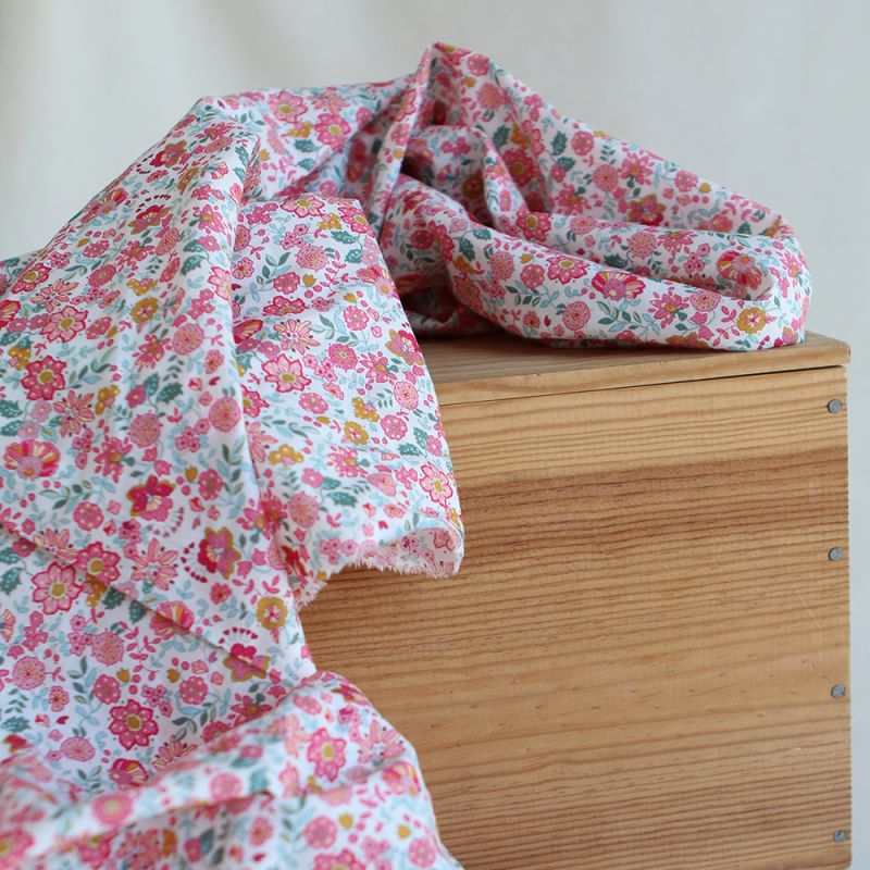 Maria - Batiste de coton SILKYNE à imprimé fleuri rose framboise