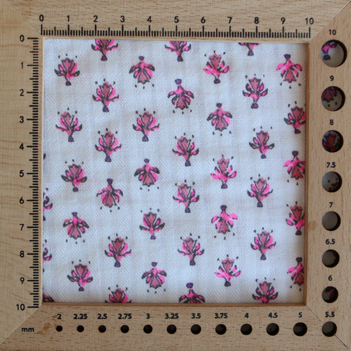 Seersucker / Coton gaufré doux fond blanc cassé petite indienne rose fluo