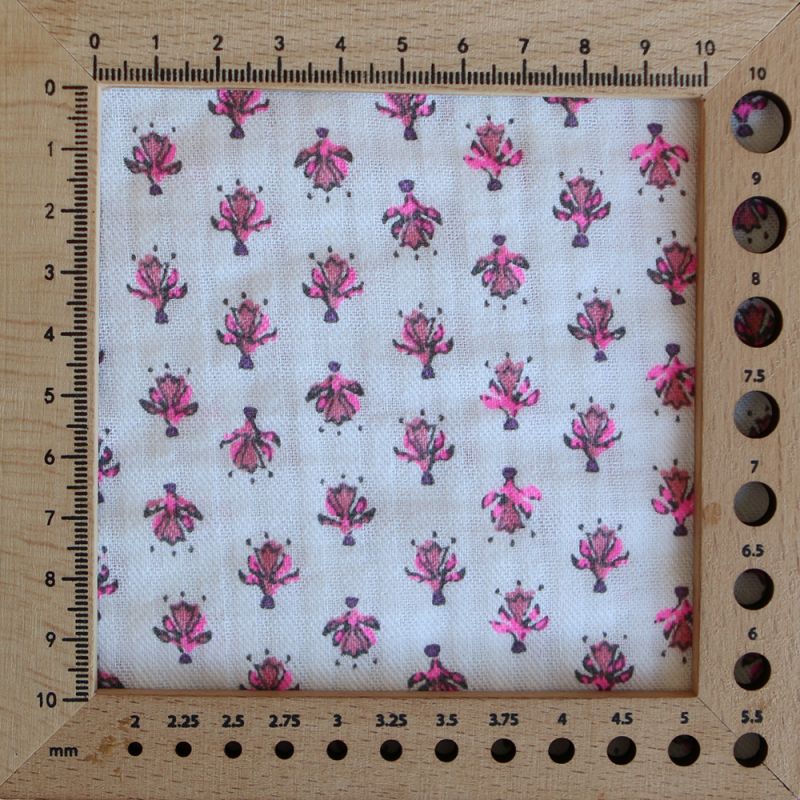 Seersucker / Coton gaufré doux fond blanc cassé petite indienne rose fluo