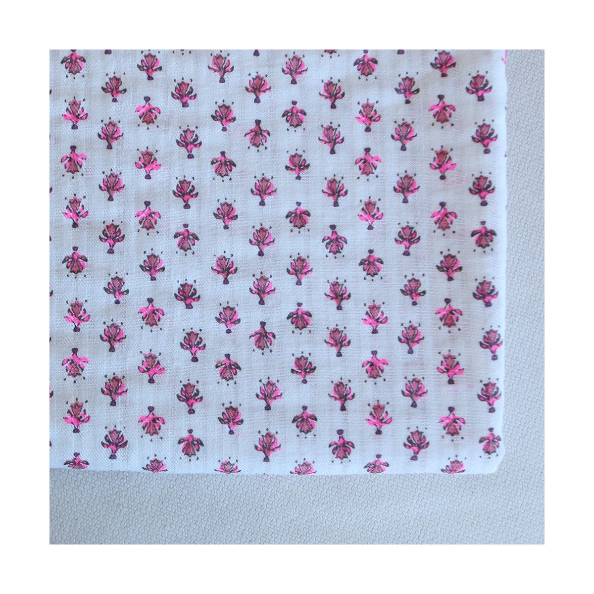 Seersucker / Coton gaufré doux fond blanc cassé petite indienne rose fluo Seersucker / Coton gaufré doux fond blanc cassé petite indienne rose fluo
