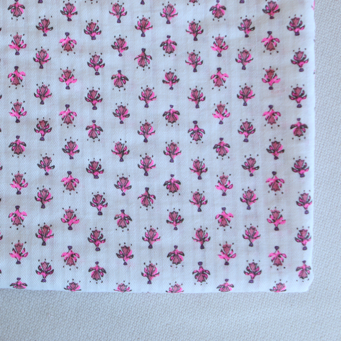 Seersucker / Coton gaufré doux fond blanc cassé petite indienne rose fluo