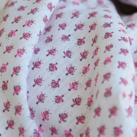 Seersucker / Coton gaufré doux fond blanc cassé petite indienne rose fluo Seersucker / Coton gaufré doux fond blanc cassé petite indienne rose fluo