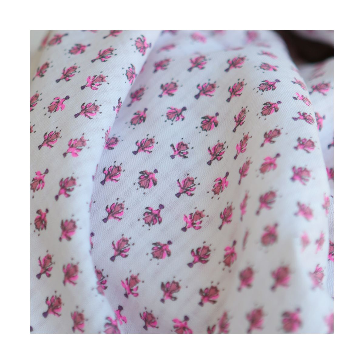 Seersucker / Coton gaufré doux fond blanc cassé petite indienne rose fluo Seersucker / Coton gaufré doux fond blanc cassé petite indienne rose fluo