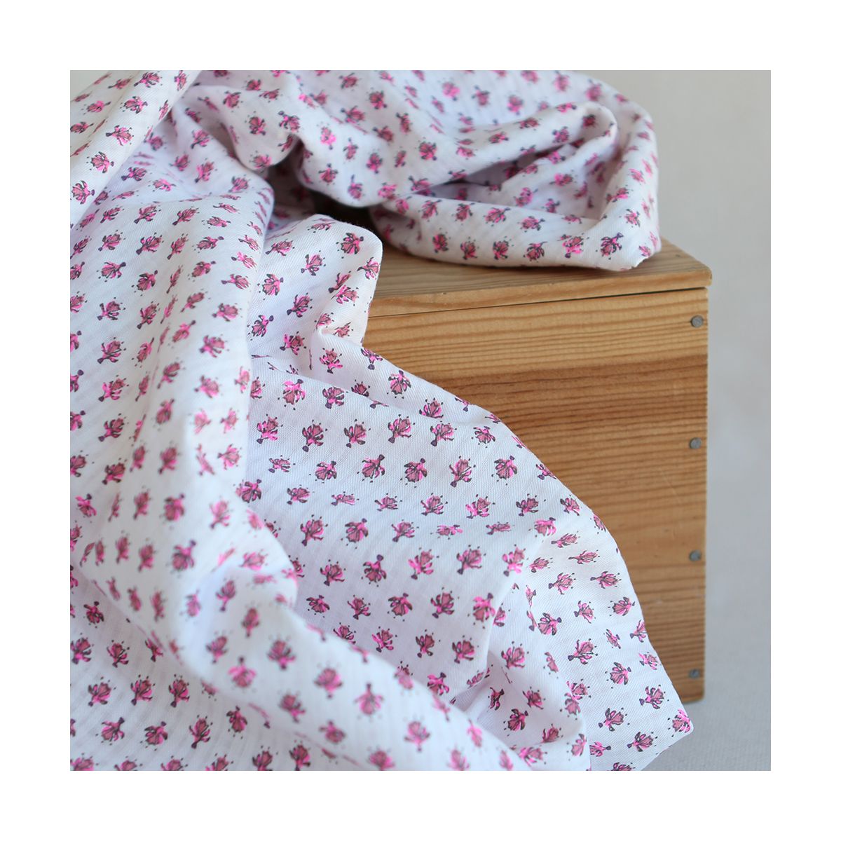 Seersucker / Coton gaufré doux fond blanc cassé petite indienne rose fluo Seersucker / Coton gaufré doux fond blanc cassé petite indienne rose fluo