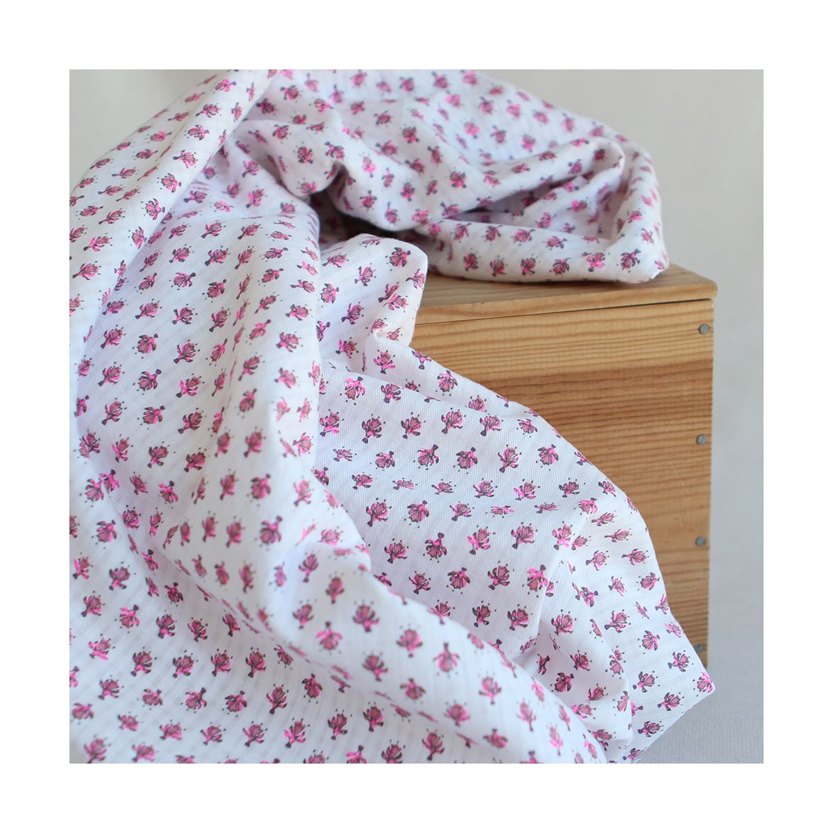 Seersucker / Coton gaufré doux fond blanc cassé petite indienne rose fluo Seersucker / Coton gaufré doux fond blanc cassé petite indienne rose fluo