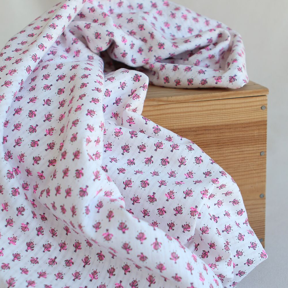 Seersucker / Coton gaufré doux fond blanc cassé petite indienne rose fluo