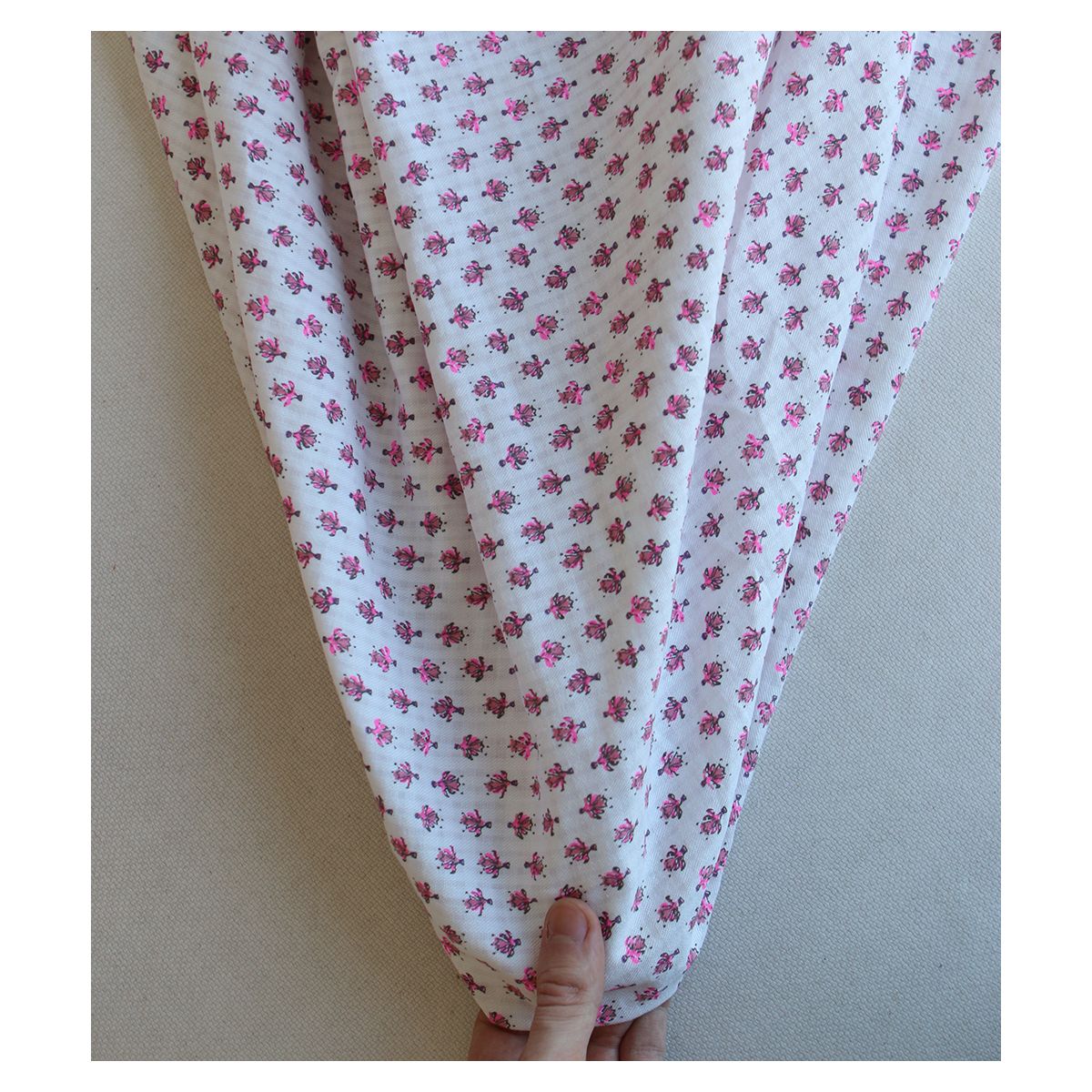 Seersucker / Coton gaufré doux fond blanc cassé petite indienne rose fluo Seersucker / Coton gaufré doux fond blanc cassé petite indienne rose fluo