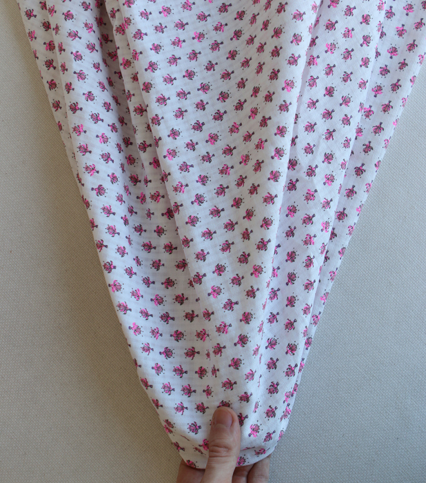 Seersucker / Coton gaufré doux fond blanc cassé petite indienne rose fluo