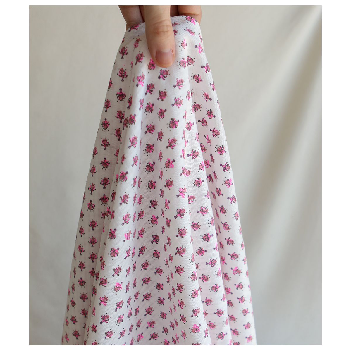 Seersucker / Coton gaufré doux fond blanc cassé petite indienne rose fluo Seersucker / Coton gaufré doux fond blanc cassé petite indienne rose fluo