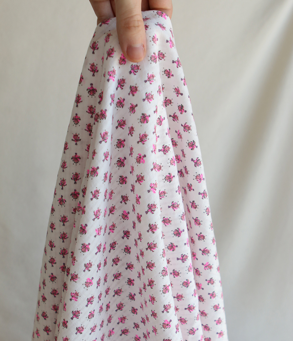 Seersucker / Coton gaufré doux fond blanc cassé petite indienne rose fluo