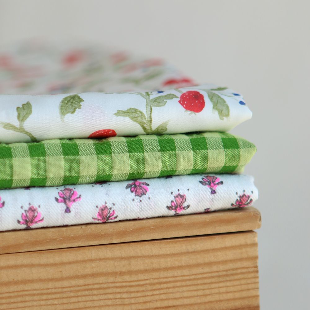 Seersucker / Coton gaufré doux fond blanc cassé petite indienne rose fluo