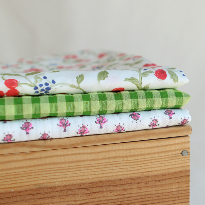 Seersucker / Coton gaufré doux fond blanc cassé petite indienne rose fluo