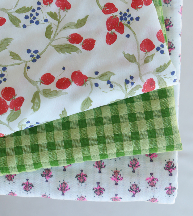 Seersucker / Coton gaufré doux fond blanc cassé petite indienne rose fluo