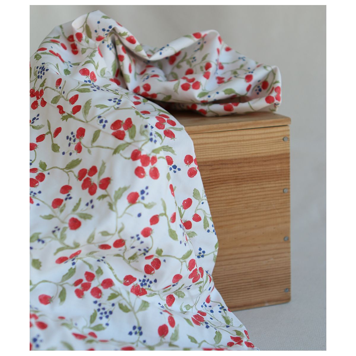 Mara - Popeline de coton imprimé fraises des bois