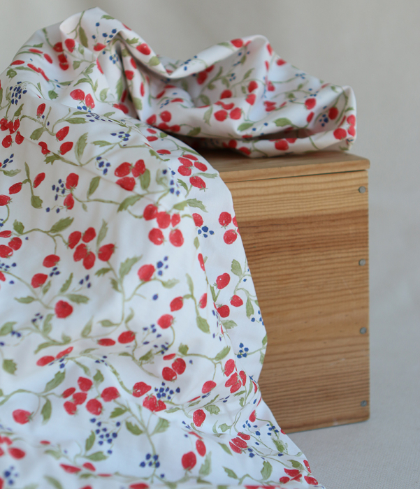 Mara - Popeline de coton imprimé fraises des bois