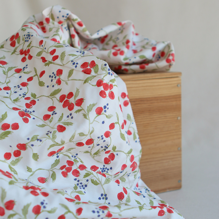 Mara - Popeline de coton imprimé fraises des bois