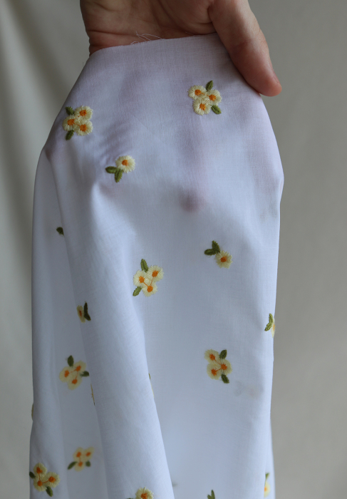 Floralie - Voile de coton blanc broderies petites fleurs jaunes