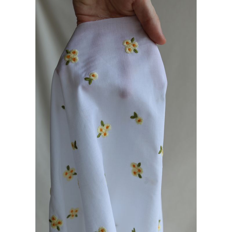 Floralie - Voile de coton blanc broderies petites fleurs jaunes
