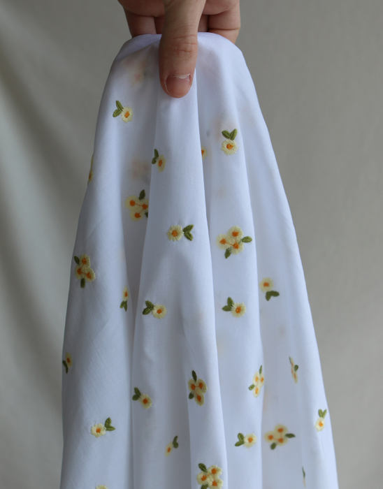 Floralie - Voile de coton blanc broderies petites fleurs jaunes