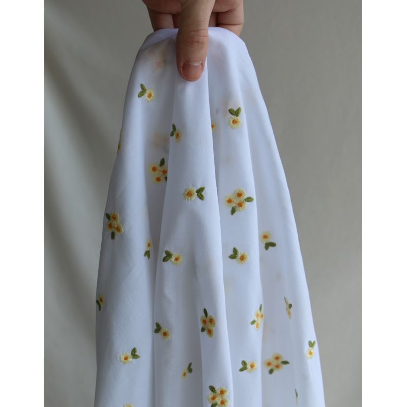 Floralie - Voile de coton blanc broderies petites fleurs jaunes