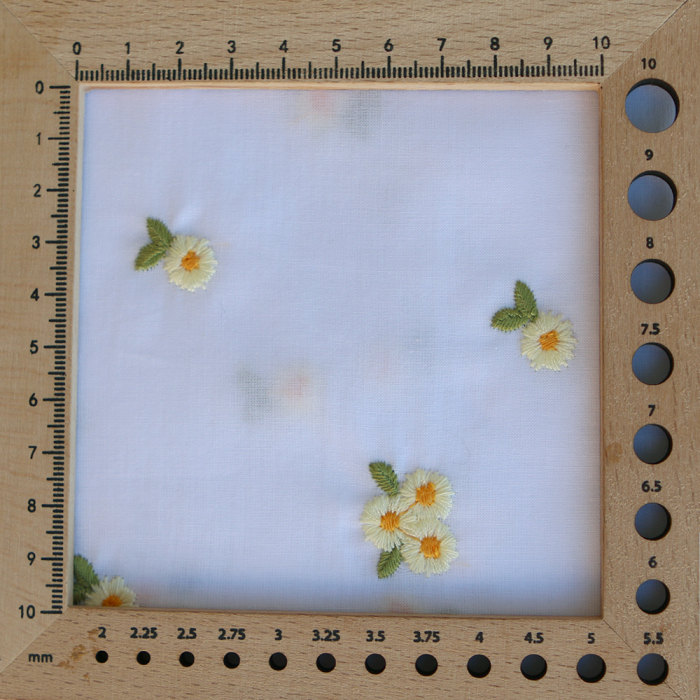 Floralie - Voile de coton blanc broderies petites fleurs jaunes