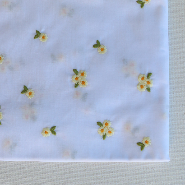 Floralie - Voile de coton blanc broderies petites fleurs jaunes