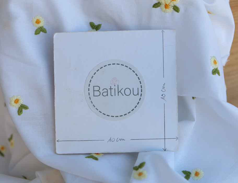 Floralie - Voile de coton blanc broderies petites fleurs jaunes