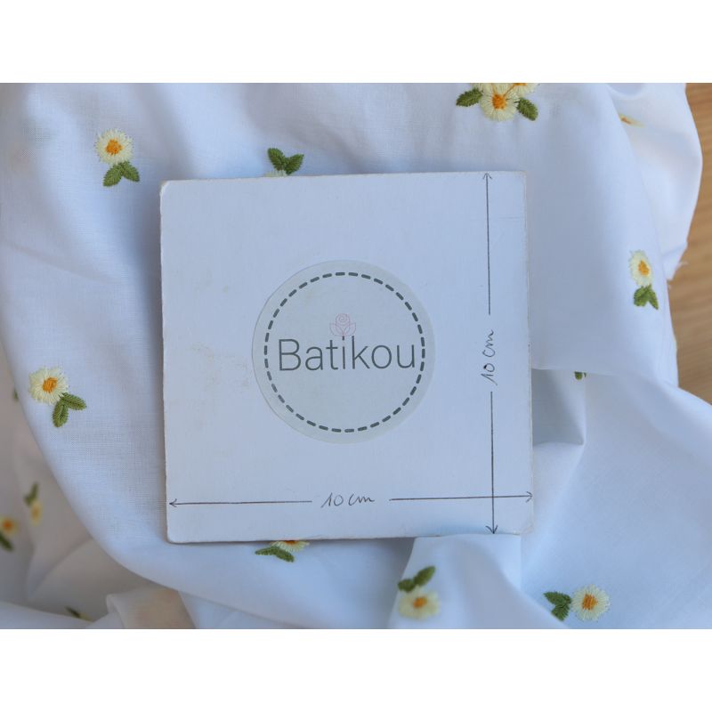 Floralie - Voile de coton blanc broderies petites fleurs jaunes