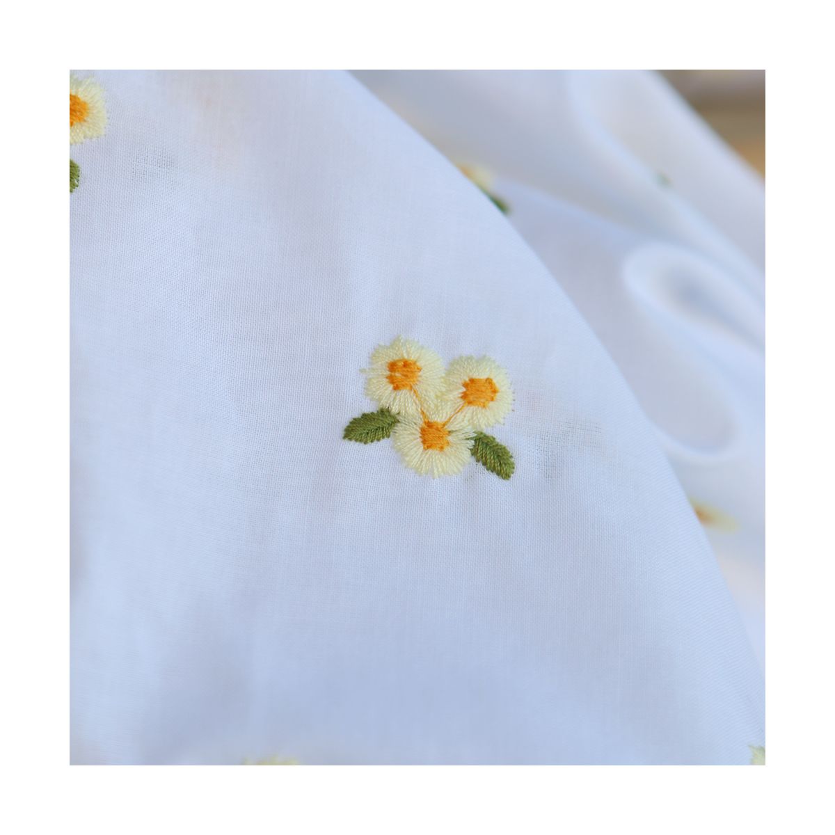 Floralie - Voile de coton blanc broderies petites fleurs jaunes Floralie - Voile de coton blanc broderies petites fleurs jaunes