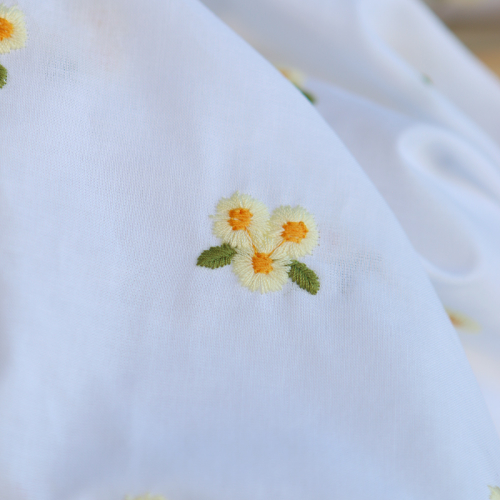 Floralie - Voile de coton blanc broderies petites fleurs jaunes