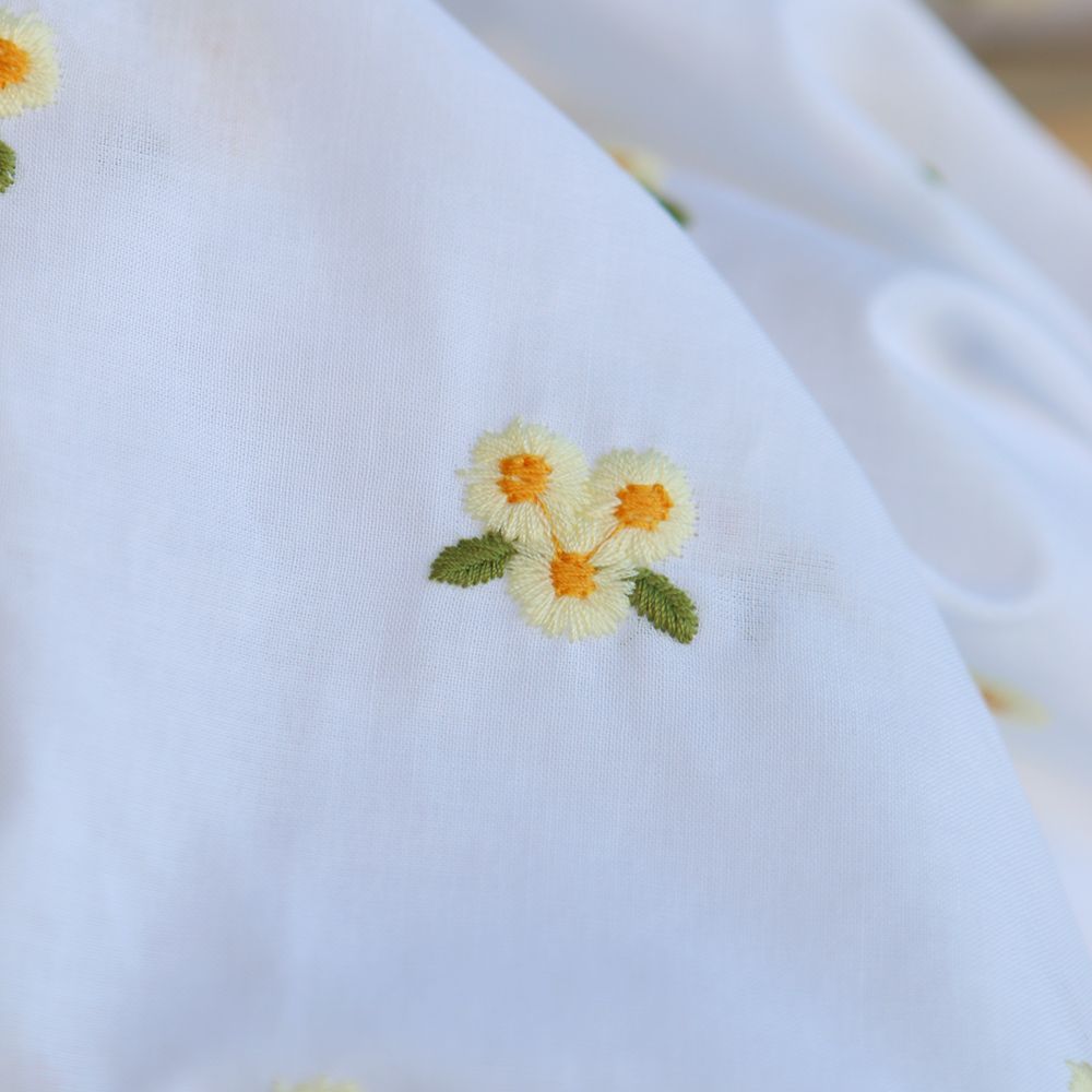 Floralie - Voile de coton blanc broderies petites fleurs jaunes