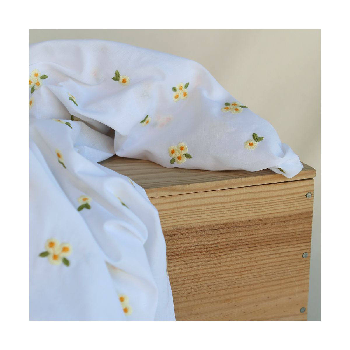 Floralie - Voile de coton blanc broderies petites fleurs jaunes Floralie - Voile de coton blanc broderies petites fleurs jaunes