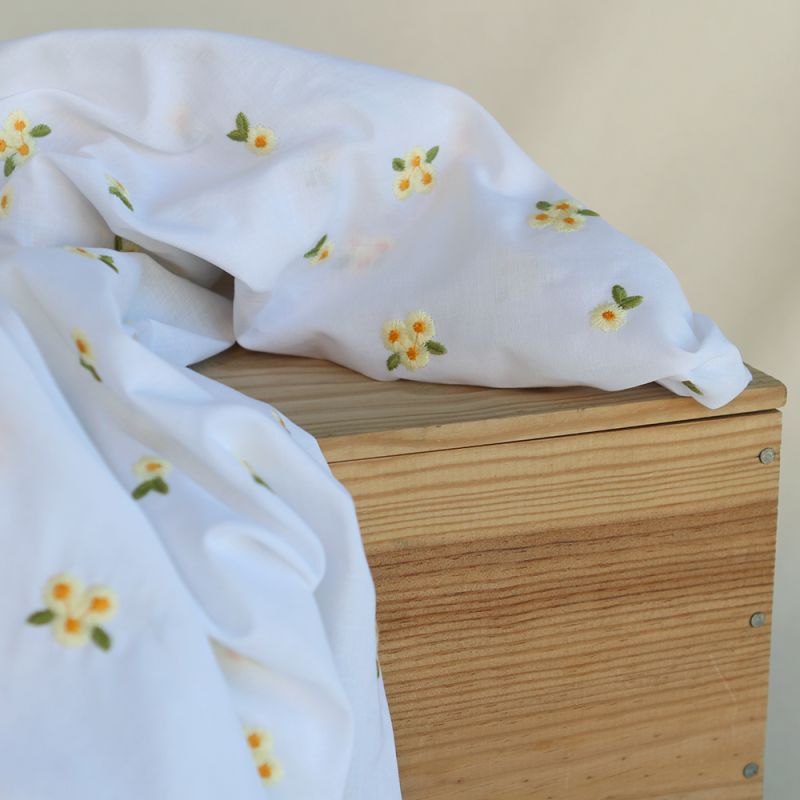 Floralie - Voile de coton blanc broderies petites fleurs jaunes