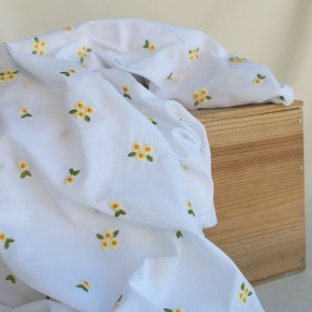 Floralie - Voile de coton blanc broderies petites fleurs jaunes Floralie - Voile de coton blanc broderies petites fleurs jaunes