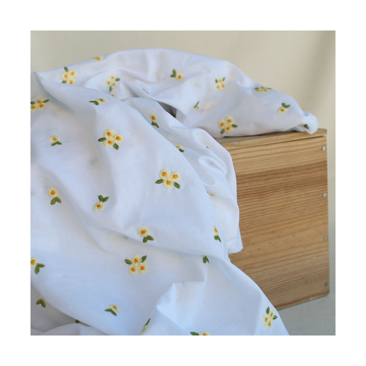 Floralie - Voile de coton blanc broderies petites fleurs jaunes Floralie - Voile de coton blanc broderies petites fleurs jaunes